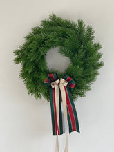 Load image into Gallery viewer, Wreath with bow
