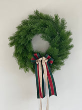 Load image into Gallery viewer, Wreath with bow
