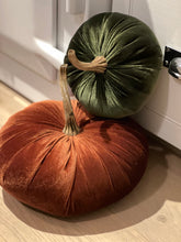 Load image into Gallery viewer, Pumpkin Dark Green
