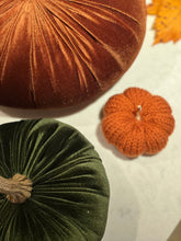 Load image into Gallery viewer, Pumpkin Dark Green
